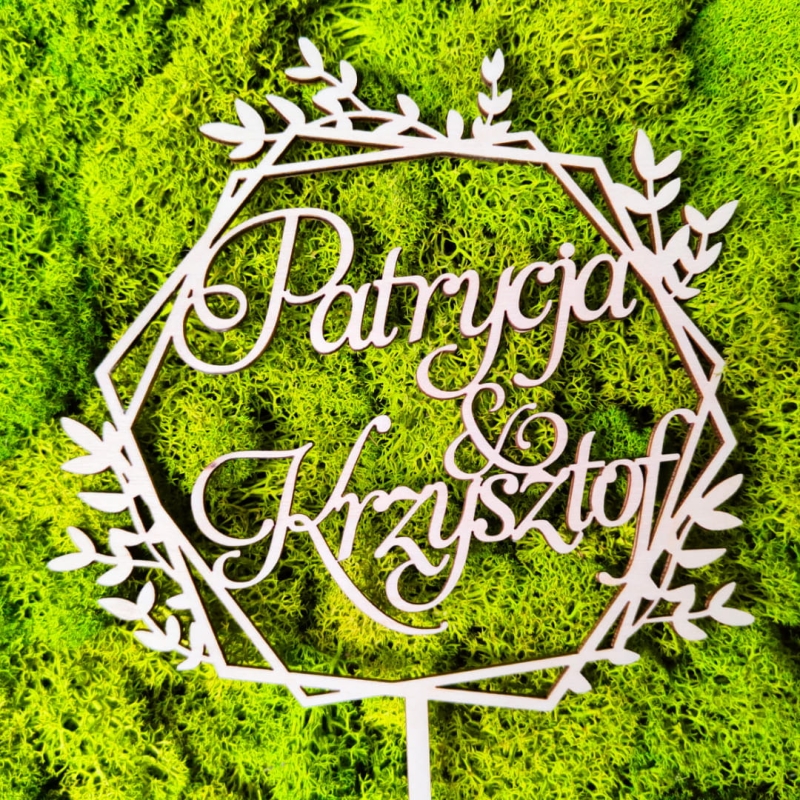 Drewniany_topper_w_heksagonach_z_listkami_fajna_historia_01.jpg