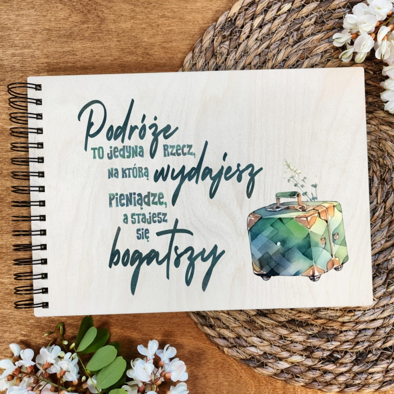 Drewniana_ksiega_gosci_naturalna_okladka_na_spirali_podroze_to_jedyna_rzecz_na_ktora_wydajesz_pieniadze_a_staje_sie_bogatszy.jpg