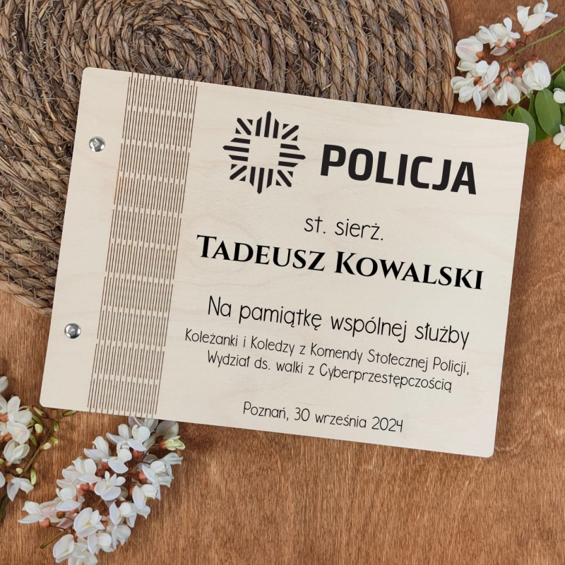 Drewniany_album_Policja_Na_pamiatke_sluzby_w_policji.jpg