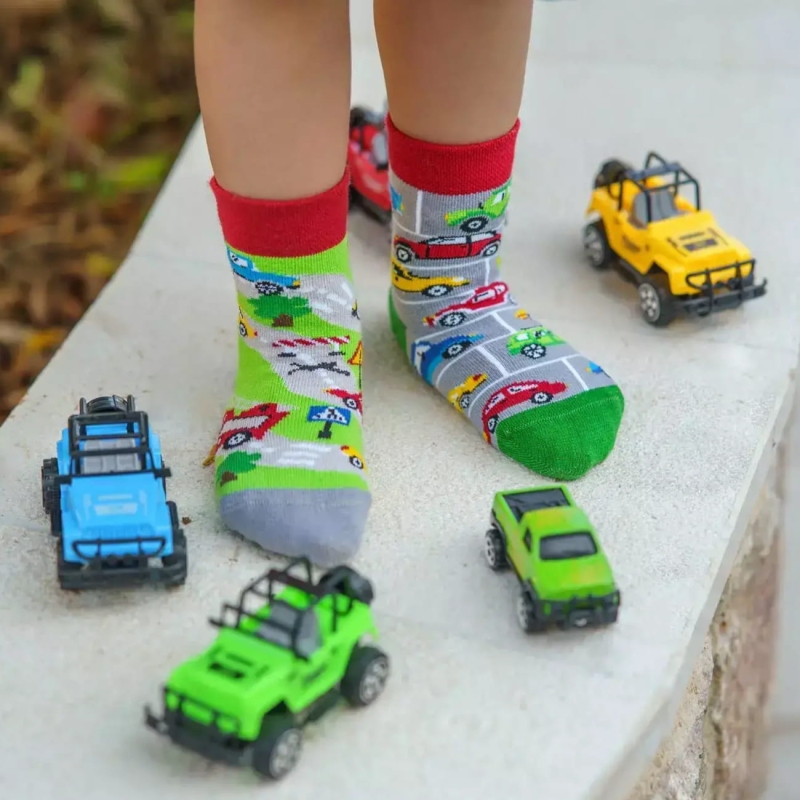 Kolorowe-skarpetki-dla-dzieci---autka---Spox-Sox2.jpg