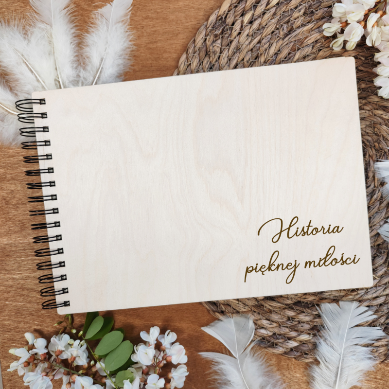 Historia_pieknej_milosci_drewniana_ksiega_gosci_naturalna_okladka_na_spirali.png